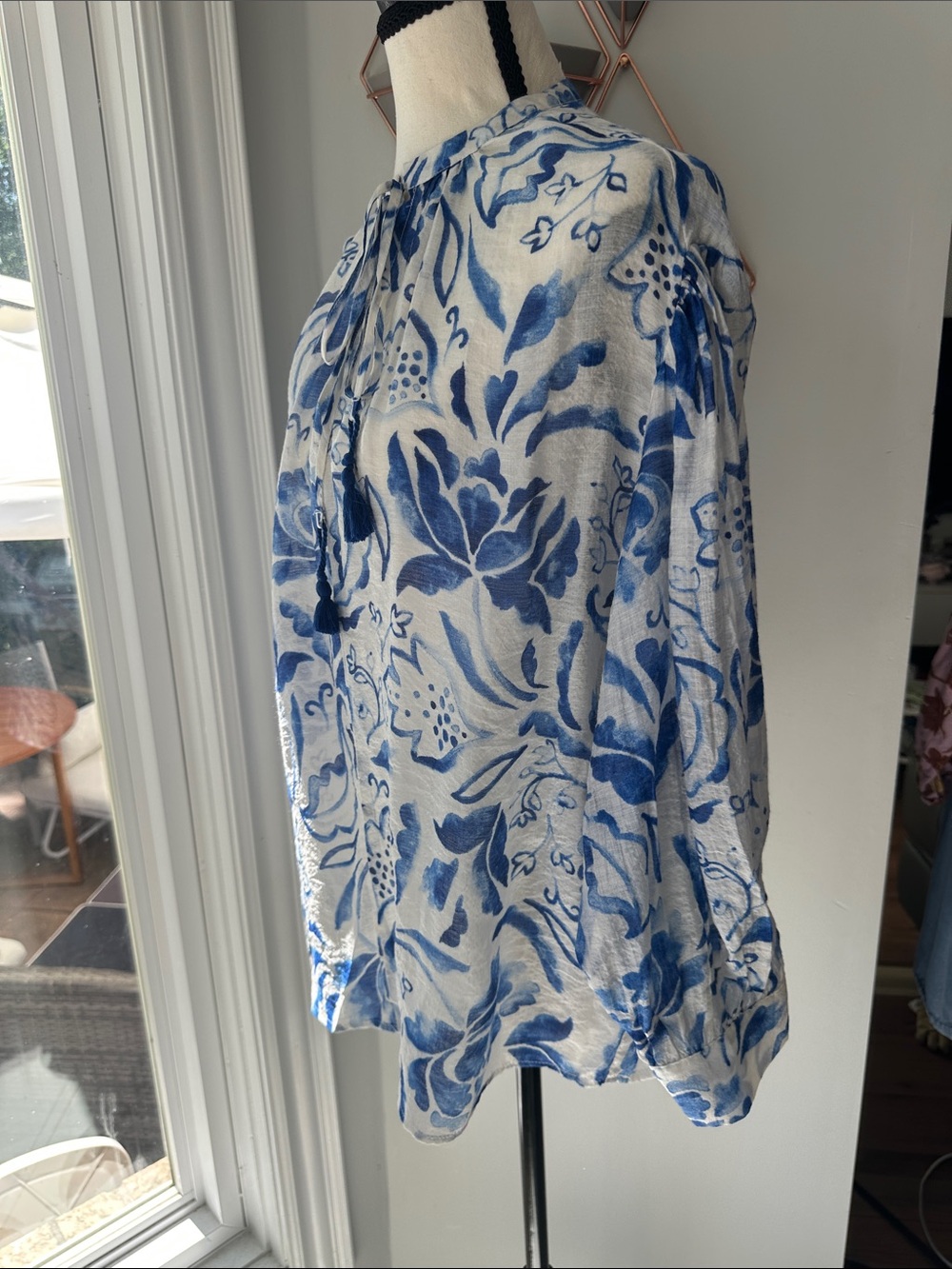 CECE NWT Gauze Flowy Blue White Floral Tie-Neck Blouse Shirt Top Size Small